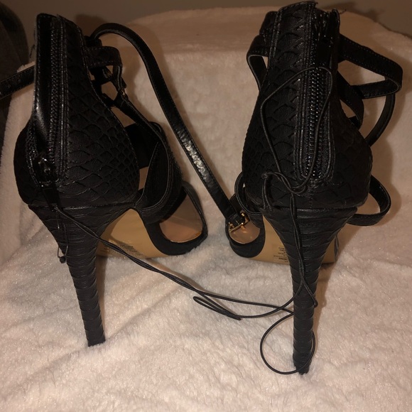 Black Pointed Toe Express Heels - Picture 4 of 5